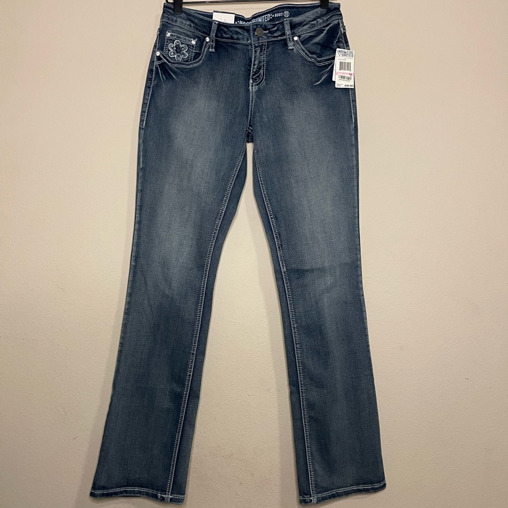 🍂 Junior Embroidered Flower jeans Mid Rise Boot Cut NWT